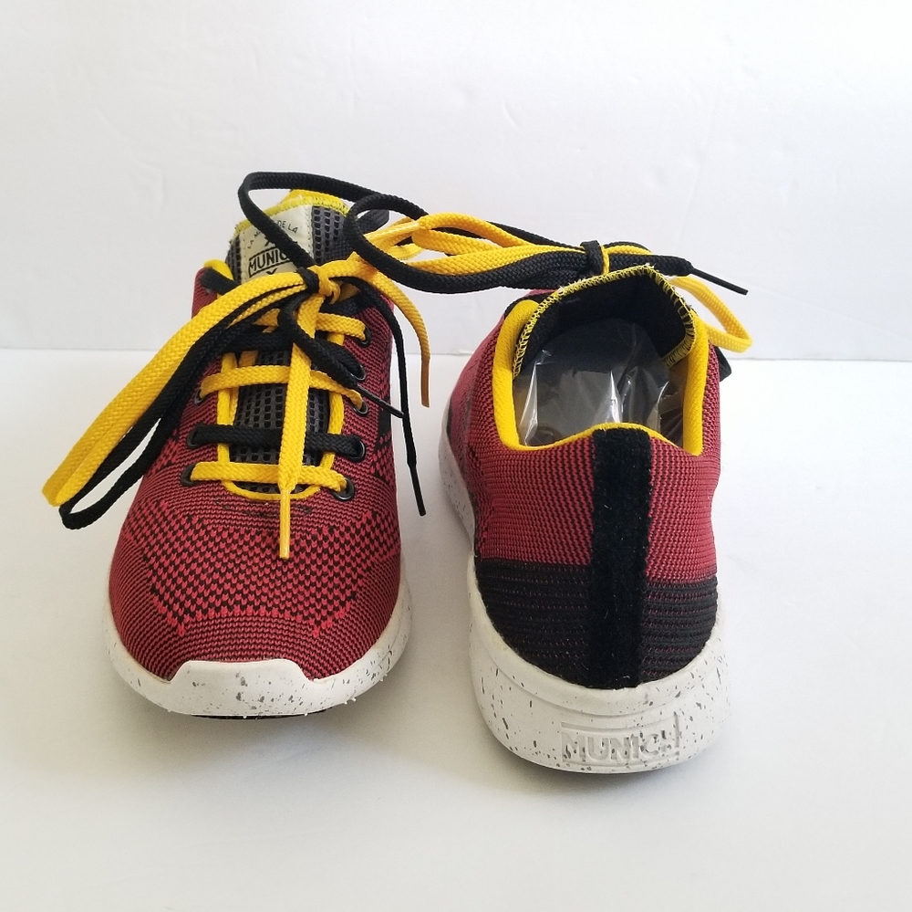 Munich Red Low Top Big Kids Sneakers Size 39 UK 6 US 6.5 - Picture 4 of 9